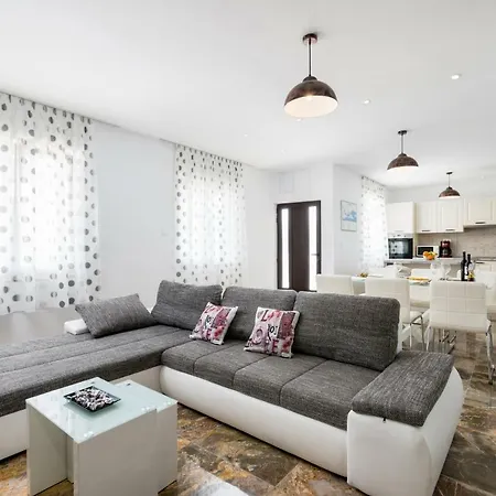 Seaside Near Trogir - Poljica فيلة مارينا