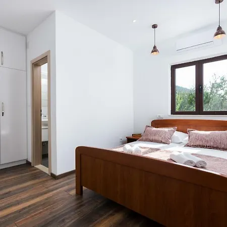 Seaside Near Trogir - Poljica مارينا